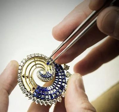 珠寶首飾為何如此貴？工藝、鑲嵌與科技成本解析